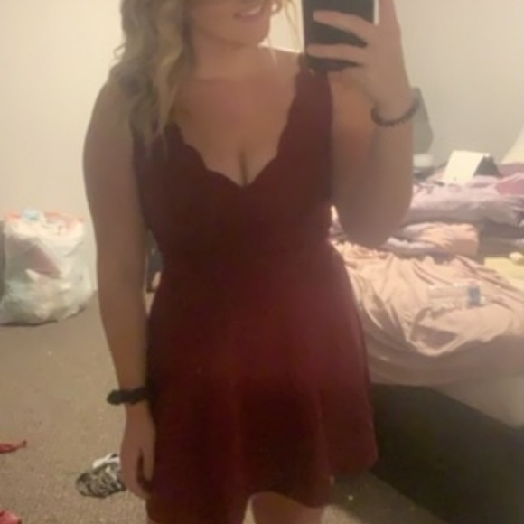 Women’s Burgundy Scalloped V Neck Summer Dress - Picture 6 of 7